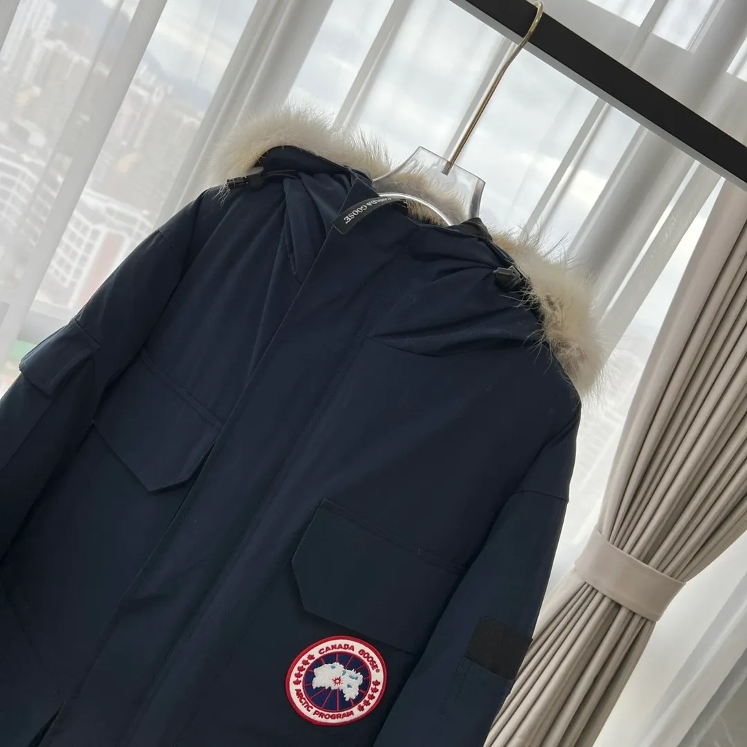 P840 Top version, original top quality Canadian brand Canada Goose has always been recognized as the warmest down jacket. Various Instagram celebrities, Internet celebrities, and celebrities often wear it for street photos. I do Canada Goose every year, but I still can’t get rid of my love for the geese. No matter how cold the weather is, there is no need to be afraid, because there are geese! ! The fur collar is made of top-grade imported coyote fur, which is not comparable to most of the loose and soft raccoon fur and fake fur on the market. The delicate and firm feel of the natural Siberian coyote fur collar is the sense of life that comes from the erosion of wind and frost in nature. The fur collar is removable! Filled with 90% white duck down, Canada Goose is the legendary warmest down jacket and is known as a must-have for Arctic outdoor sports! The most popular down jacket in the world, celebrities are rushing to buy it, it is a must-have! Same style for men and women Size: XS to XXXL Ready in stock😍😍